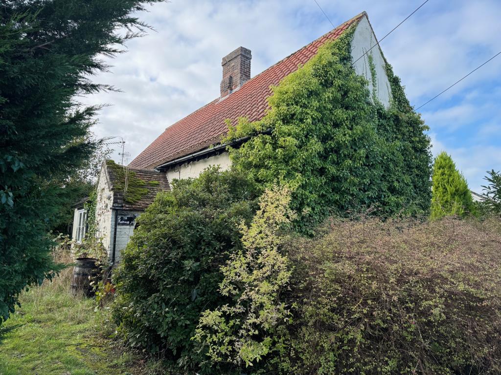 Lot: 86 - DETACHED PERIOD HOUSE FOR IMPROVEMENT ON QUARTER ACRE PLOT - Outside of property